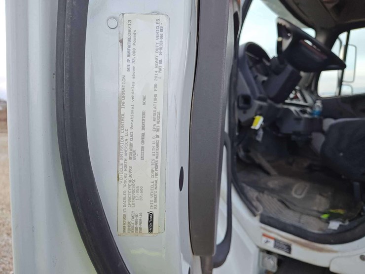 2014-freightliner-m2-106-image-9