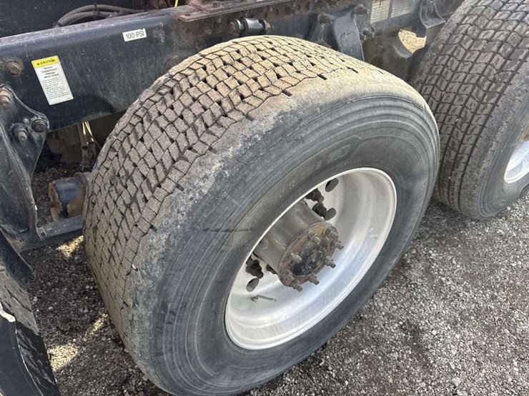 2013-freightliner-cascadia-125-image-11