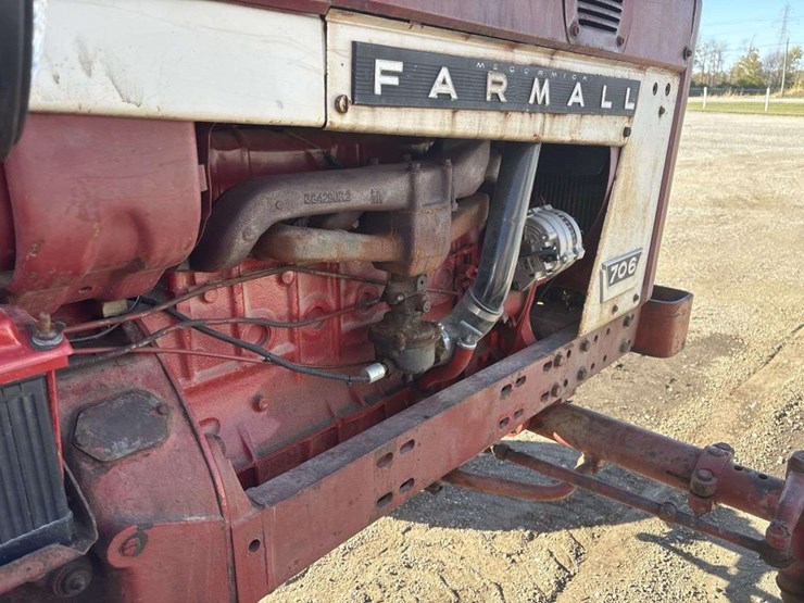 farmall-706-tractor-image-11