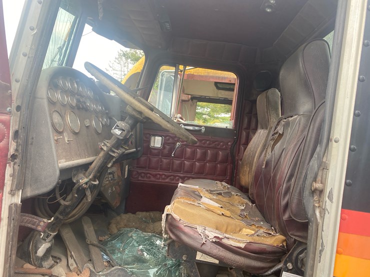 #68-•-peterbilt-tractor-for-parts-image-6