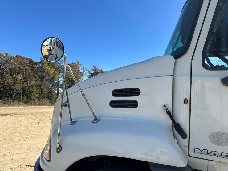 #33701-•-2011-mack-cxu-sleeper-truck-tractor-1m1aw09y4bm013132-image-36