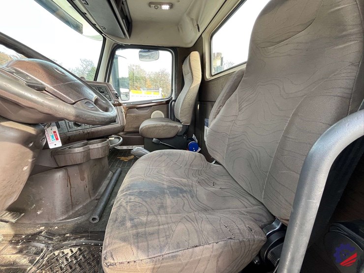 2016-volvo-d11-s/a-truck-tractor-image-56