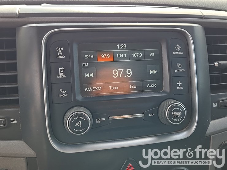 2014-dodge-service-truck-image-102