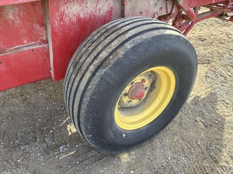 new-holland-570-image-9