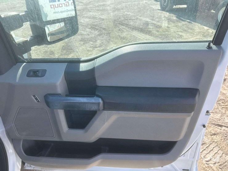 2017-ford-f550-image-21