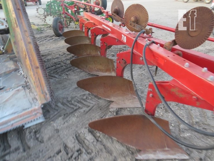 international-710-image-4