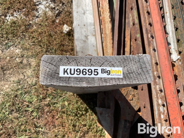 pallet-of-steel-fence-posts-image-9