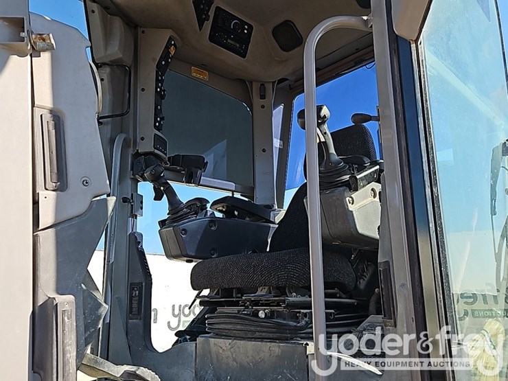 2012-caterpillar-120m-image-23