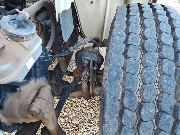 2014-freightliner-m2-106-image-22