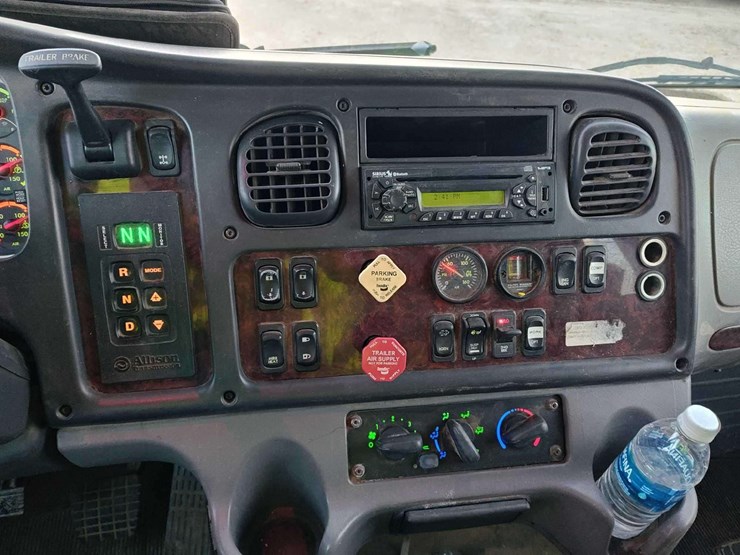 2014-freightliner-m2-106-image-61