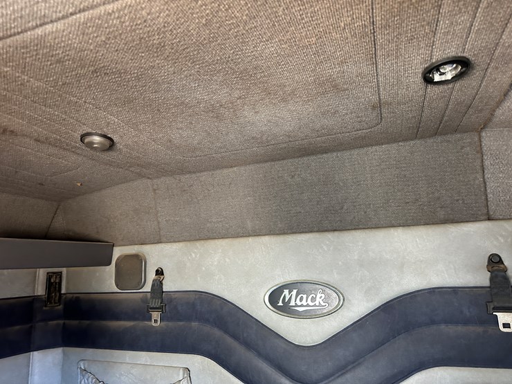 #33701-•-2011-mack-cxu-sleeper-truck-tractor-1m1aw09y4bm013132-image-78