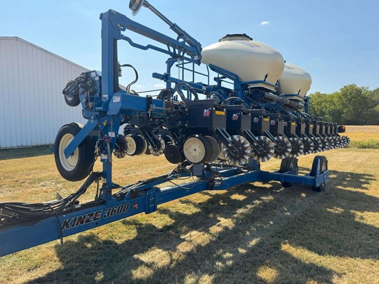 2013-kinze-3600-image-1