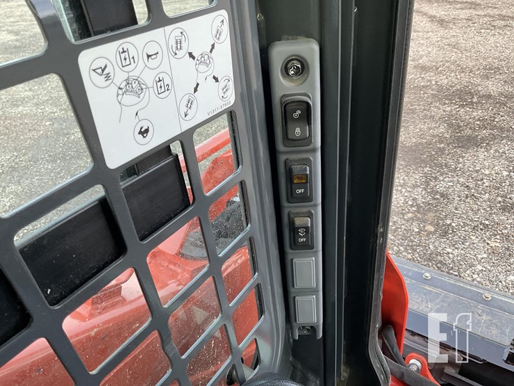 2021-kubota-ssv65-image-19