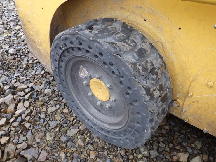 2011-deere-315-image-15