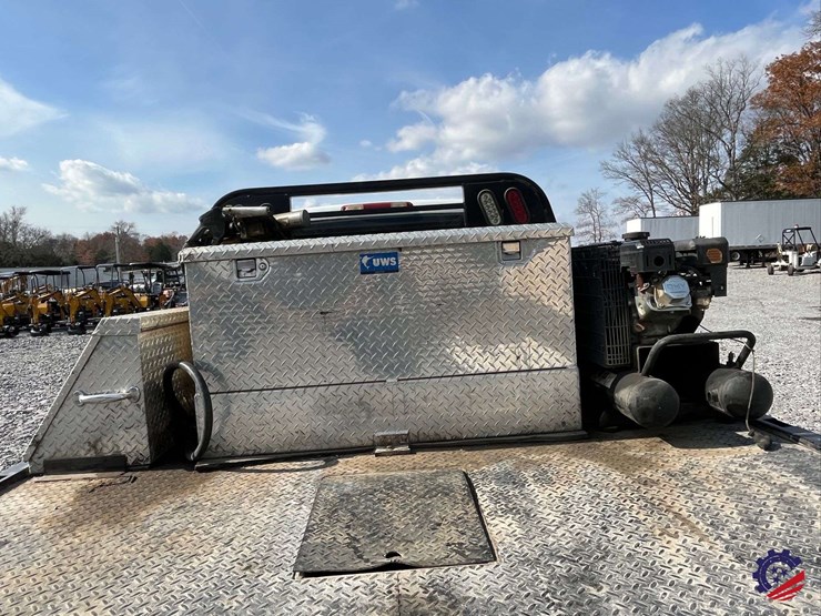 2002-chevrolet-silverado-flatbed-truck-image-39