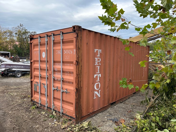 #90-•-20’-shipping-container-image-3