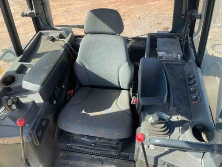 2019-deere-750k-lgp-image-30