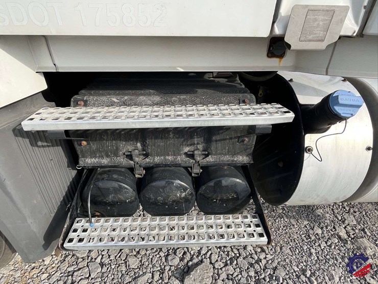 2016-volvo-d11-s/a-truck-tractor-image-19