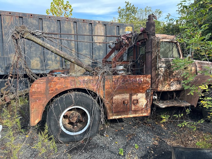 #54-•-1960-international-wrecker-image-4