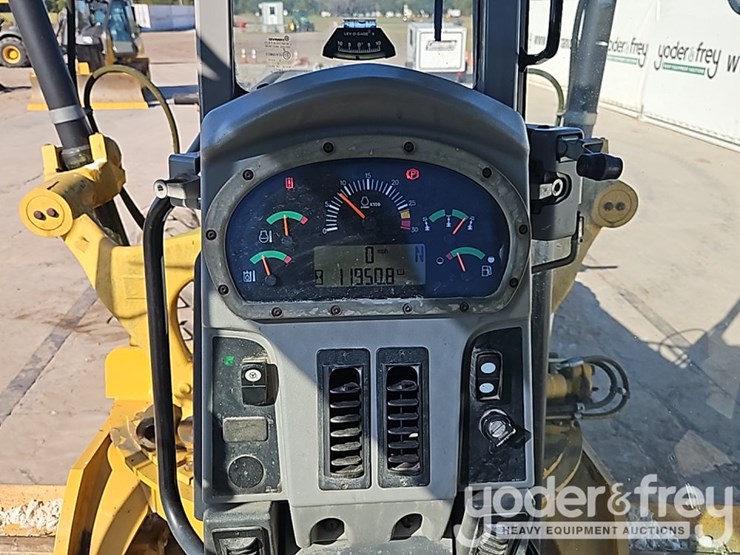 2012-caterpillar-120m-image-32