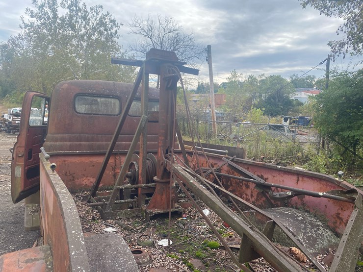 #70-•-1950's-international-wrecker-image-6