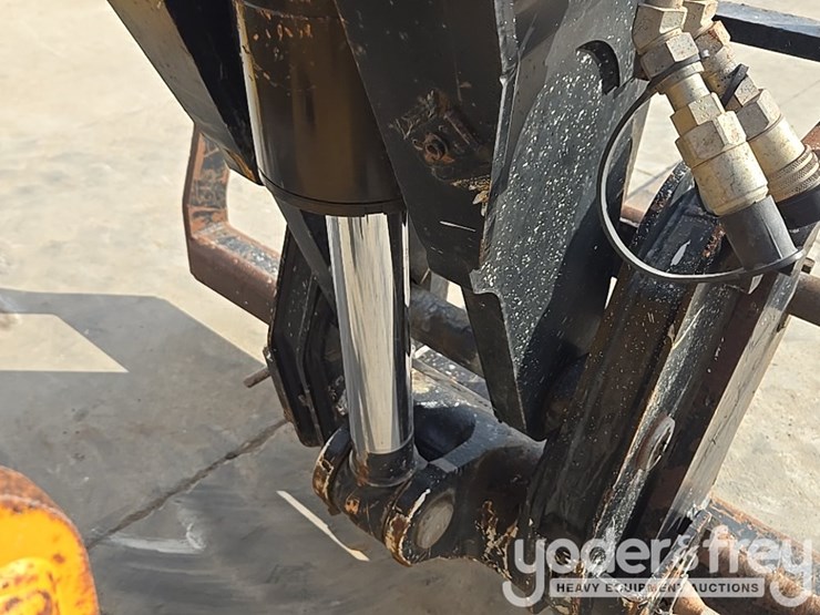 2019-caterpillar-tl1255d-image-82