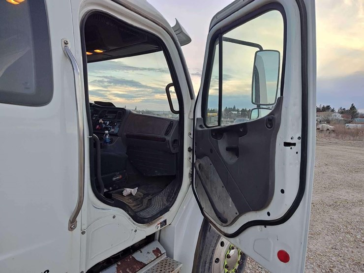 2014-freightliner-m2-106-image-34