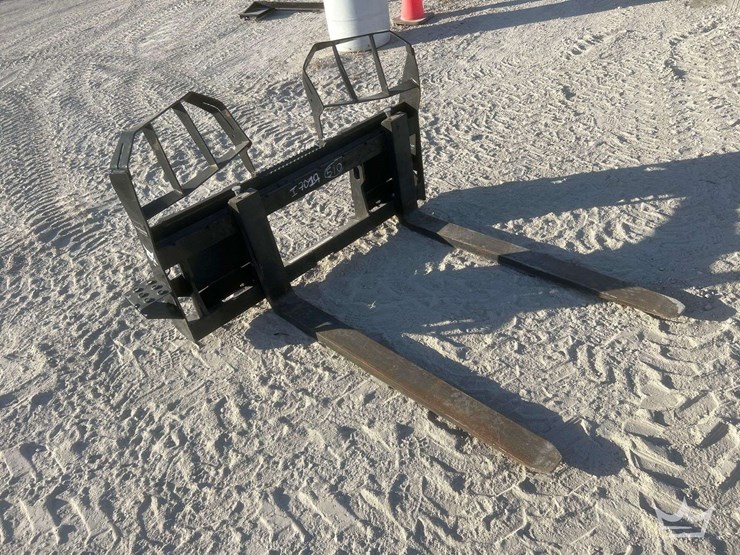 bobcat-forks-and-frame-skid-steer-attachment-image-2