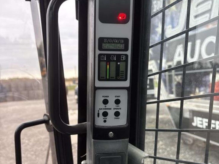 new-holland-l216-image-32