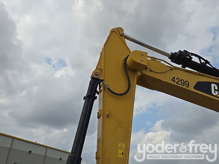 2016-caterpillar-312fgc-image-36