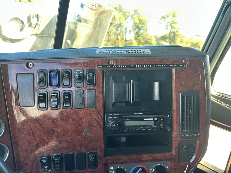 #33701-•-2011-mack-cxu-sleeper-truck-tractor-1m1aw09y4bm013132-image-68