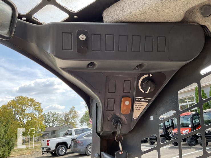 2015-deere-319e-image-19