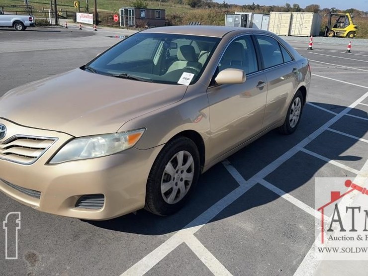 2010-toyota-camry-le-image-7