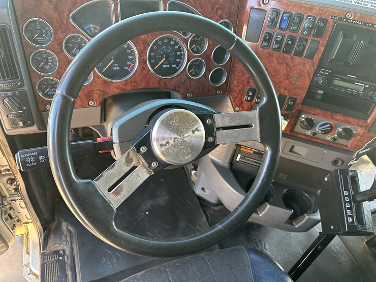 #33701-•-2011-mack-cxu-sleeper-truck-tractor-1m1aw09y4bm013132-image-64