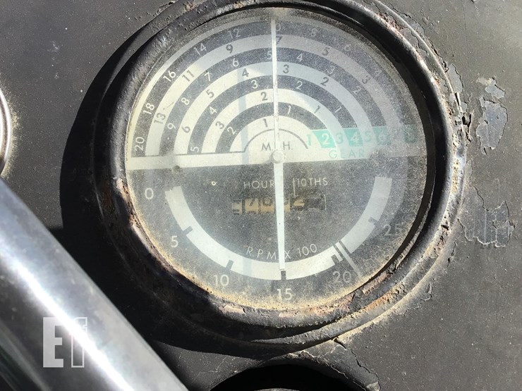 john-deere-2440-image-17