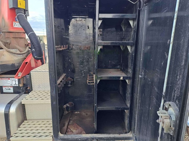 2014-freightliner-m2-106-image-41