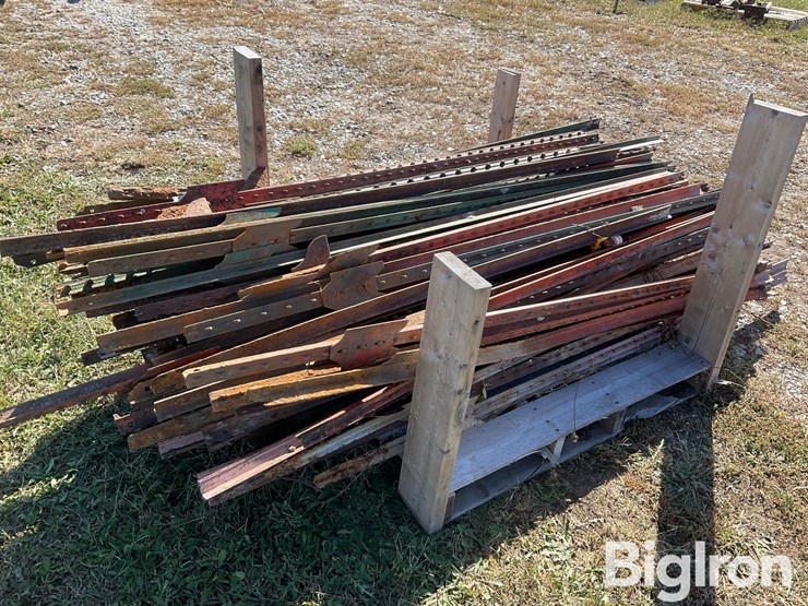 pallet-of-steel-fence-posts-image-7