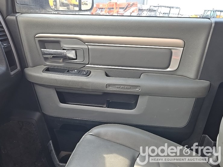 2014-dodge-service-truck-image-97