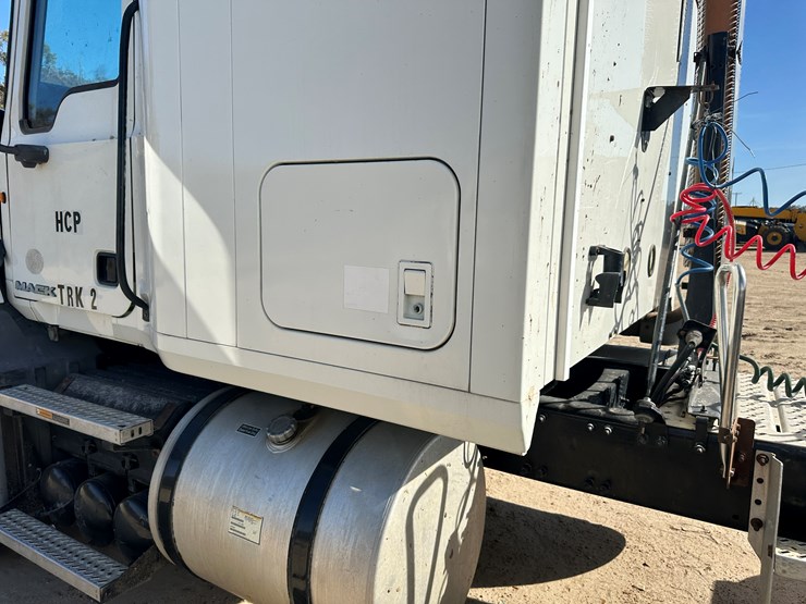 #33701-•-2011-mack-cxu-sleeper-truck-tractor-1m1aw09y4bm013132-image-29