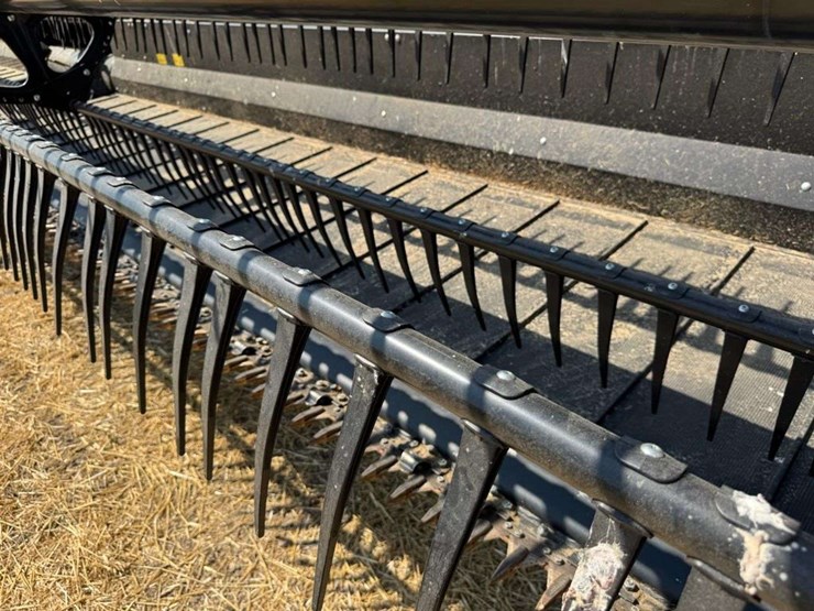 2021-macdon-fd1-40ft-flex-draper-head-image-7