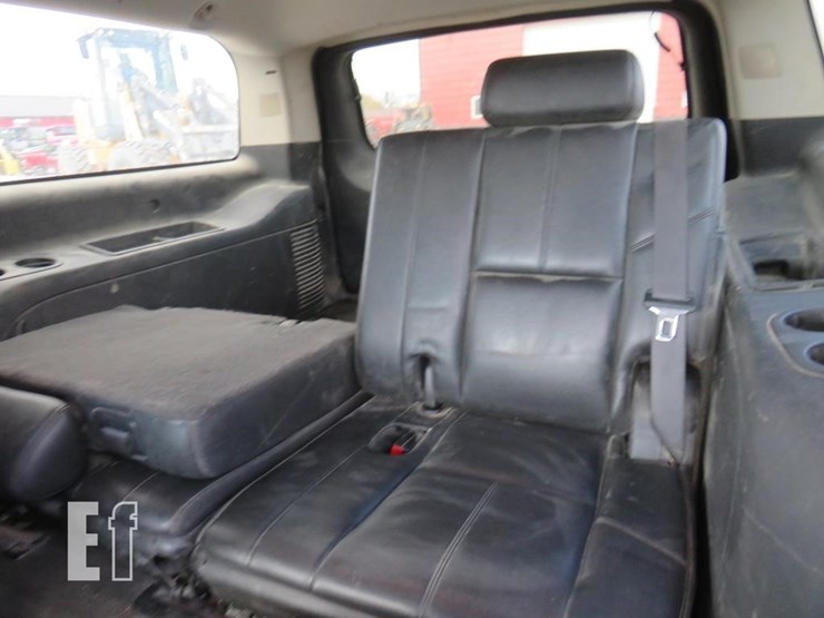 2008-chevrolet-suburban-image-11