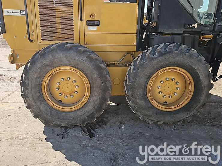 2012-caterpillar-120m-image-8