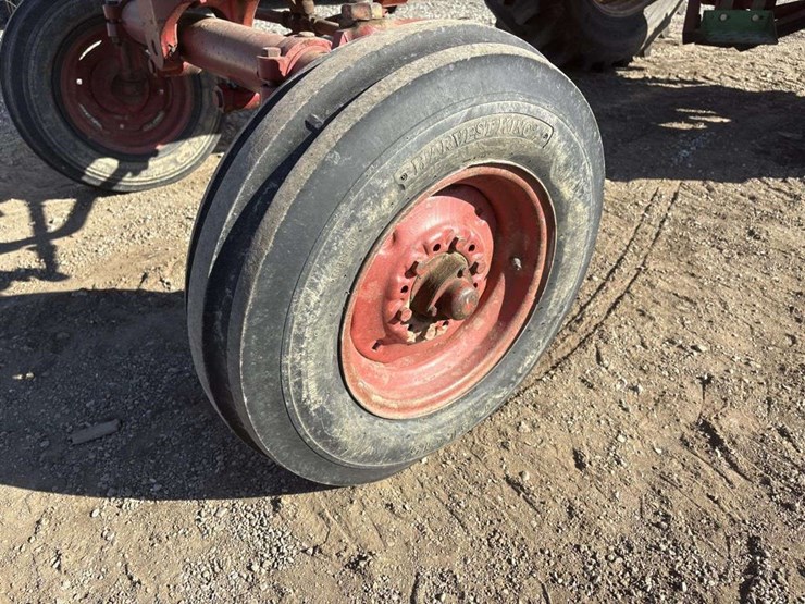 farmall-706-tractor-image-7