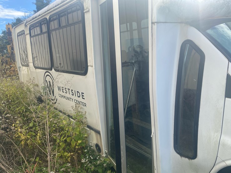 #53-•-2009-chevy-minibus-image-3