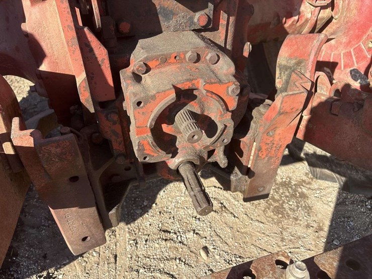 farmall-706-tractor-image-14