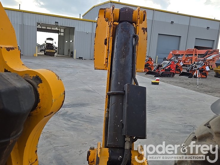 2017-jcb-512-56-image-61