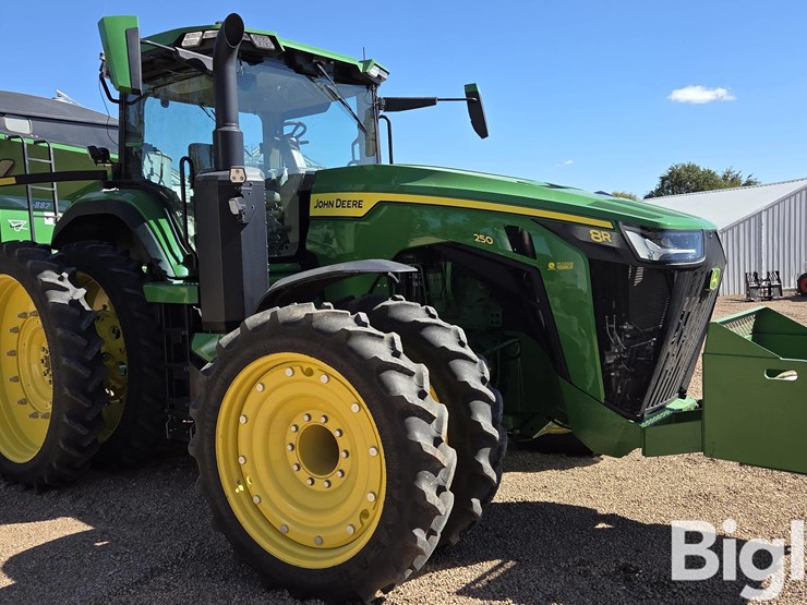 2021-john-deere-8r-250-image-3