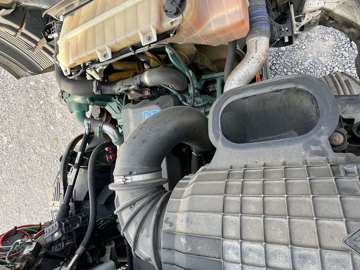 2016-volvo-d11-s/a-truck-tractor-image-40