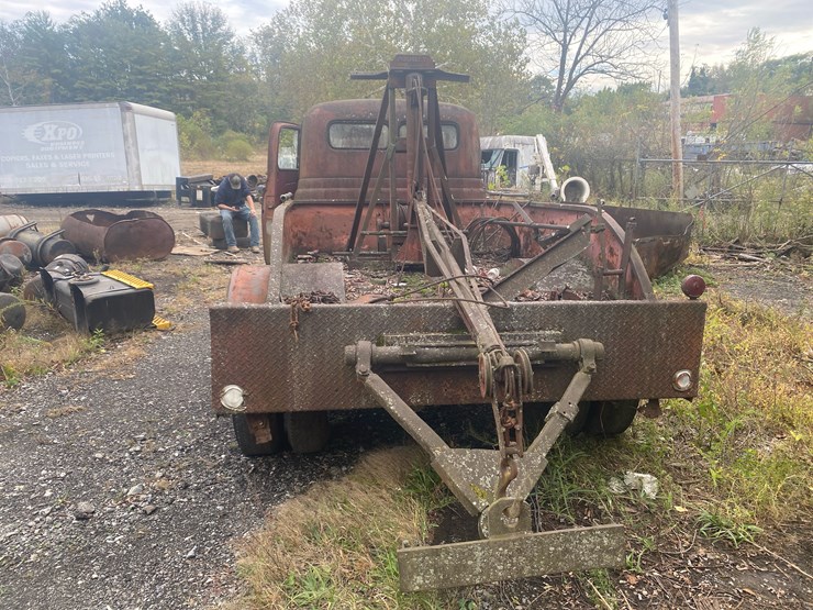 #70-•-1950's-international-wrecker-image-4