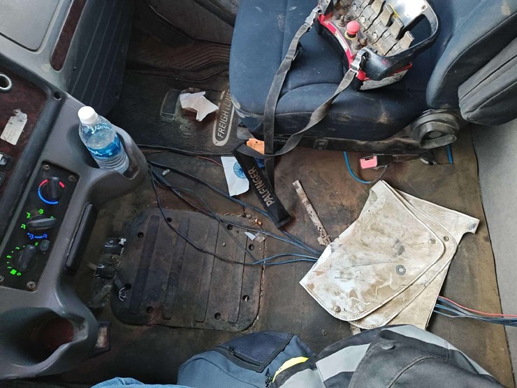 2014-freightliner-m2-106-image-63